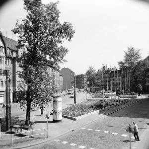 Wilhelm-Liebknecht-Platz Luftbildschrägaufnahme Litfaßsäule, Haltestelle der Straßenbahn, Freiflächengestaltung