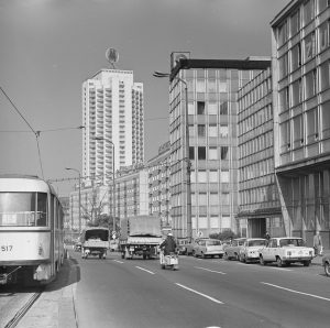 Georgiring, Wohnhochhaus Wintergartenstraße, Leuchtreklame auf den Wohnbauten; verschiedene Typen von Personenkraftwagen