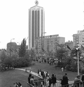 Georgiring; Ansicht vom Schwanenteichgelände, Wohnhochhaus Wintergartenstraße 1. Mai - Demonstration